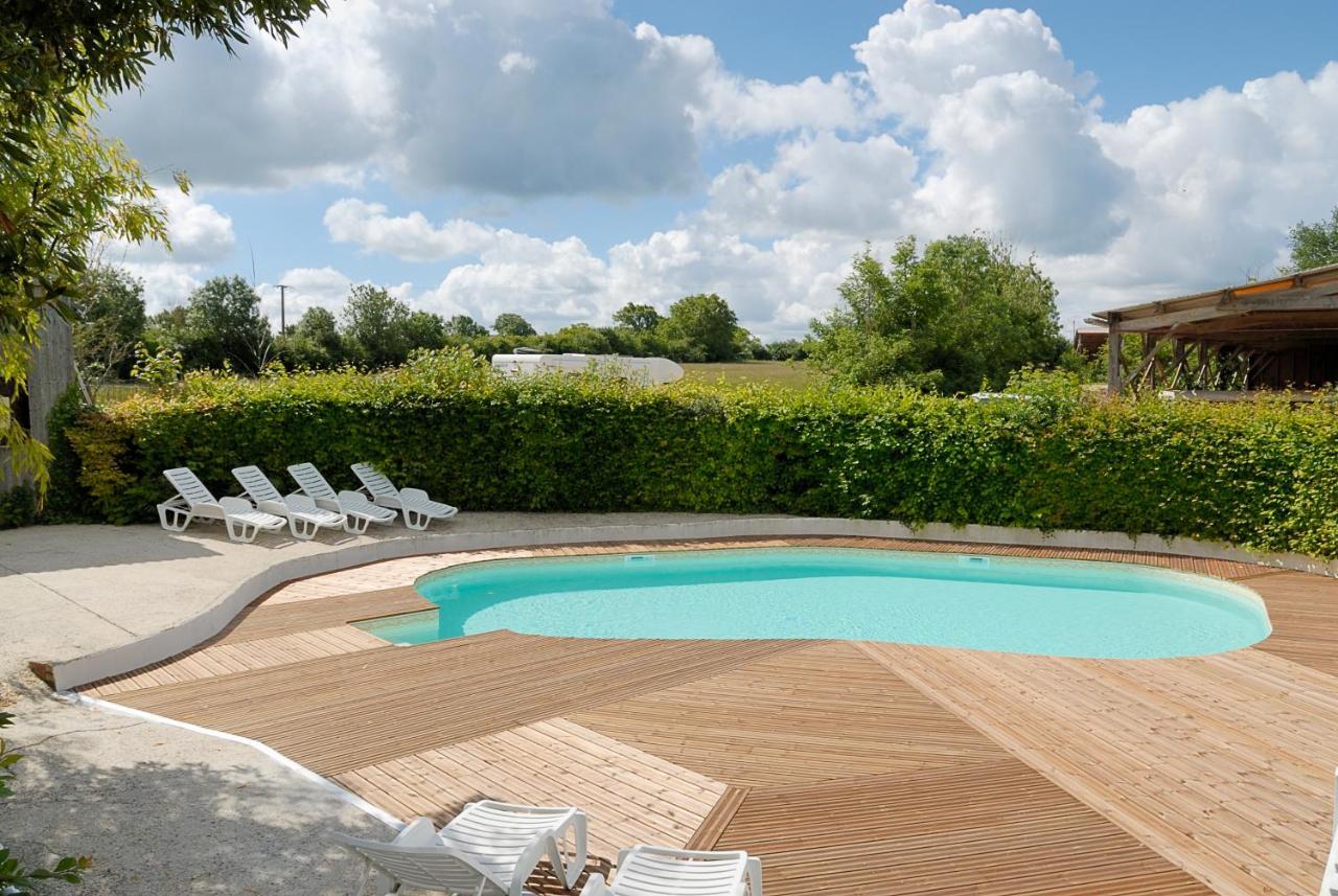 La Ferme Du Marais Poitevin - Roulotte Hotel Benet Exterior foto