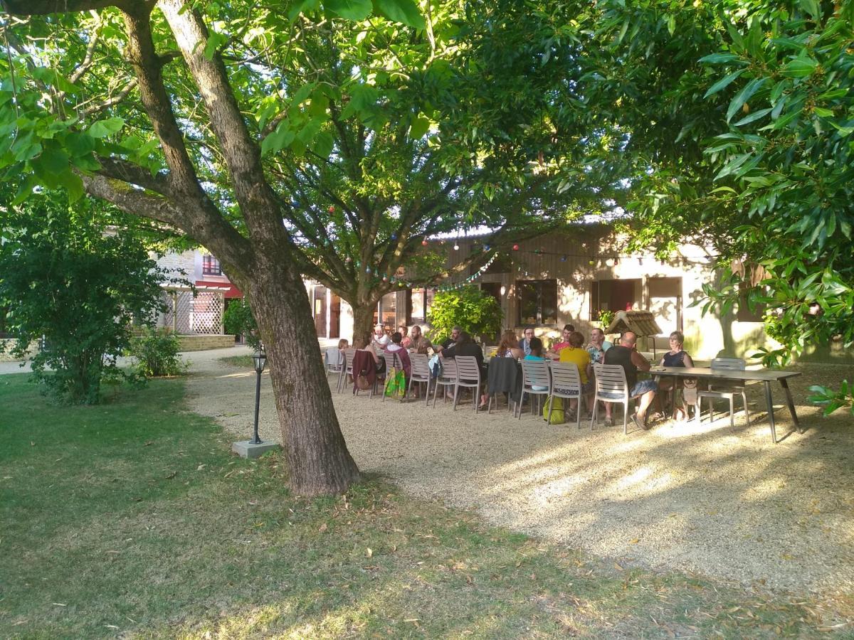 La Ferme Du Marais Poitevin - Roulotte Hotel Benet Exterior foto